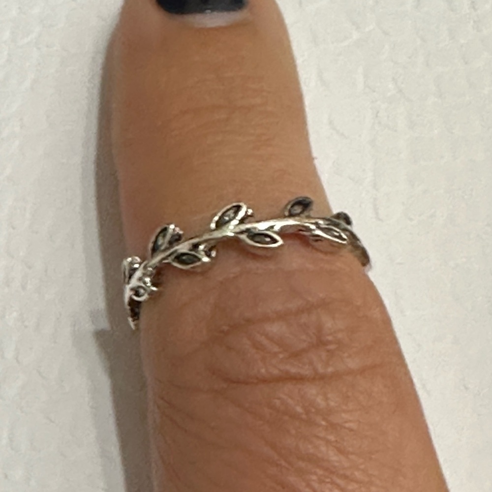 Brand new Costume Jewelry. Leaves ring.